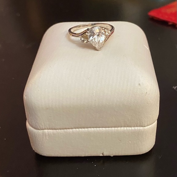 Vintage 925 Sterling Silver Cubic Zirconia ring - Picture 4 of 6